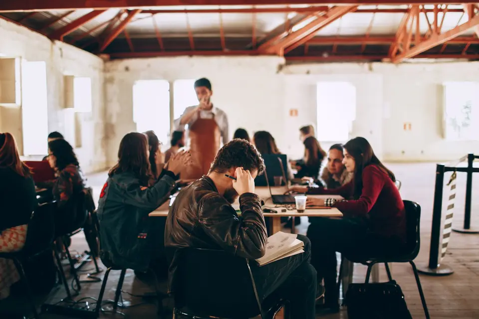 Adultos estudando juntos para concluir áreas ainda pendentes