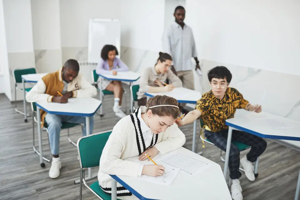 Estudantes em sala aguardando a conclusão de uma etapa educacional
