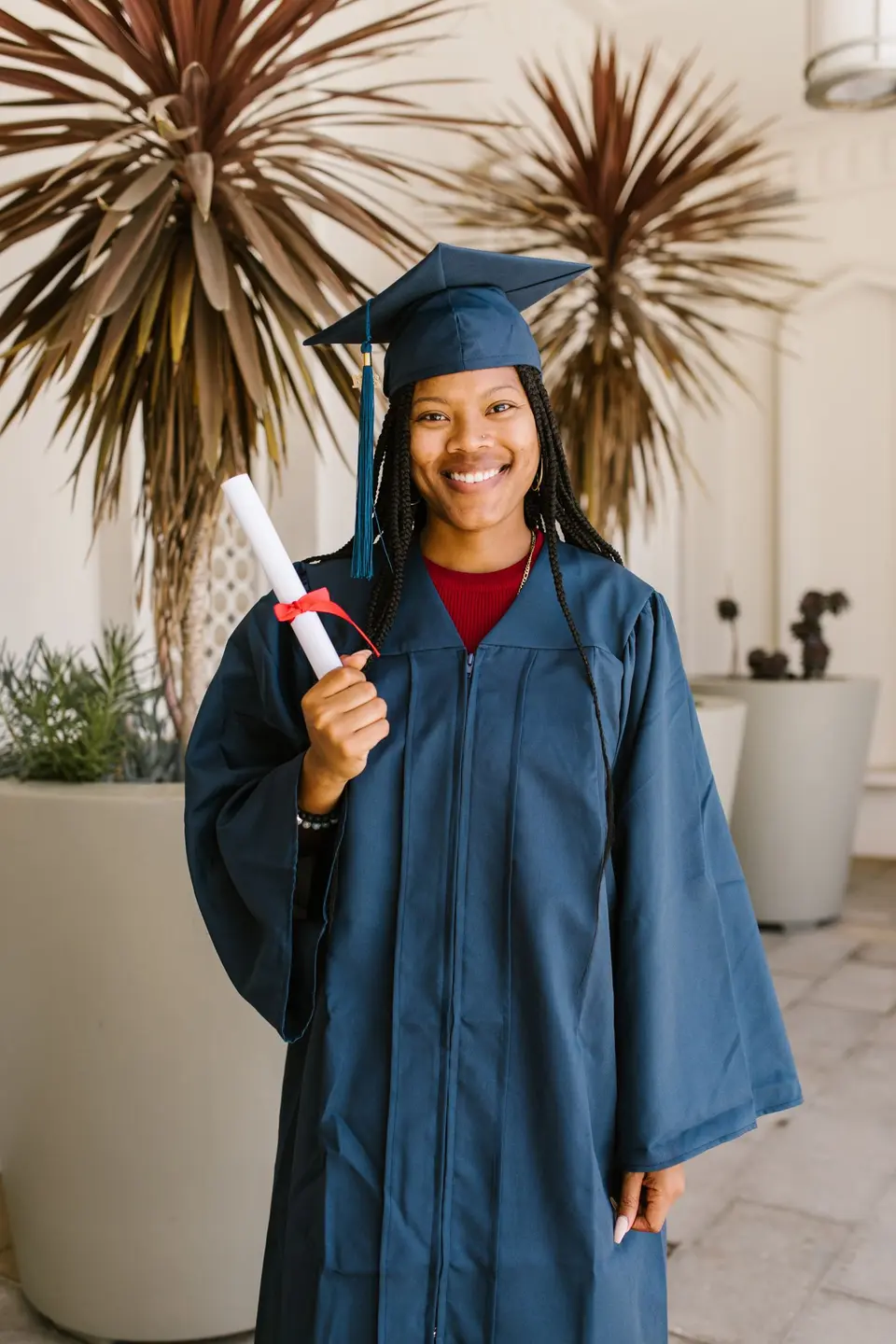 Estudante adulta sorrindo e segurando um certificado de conclusão